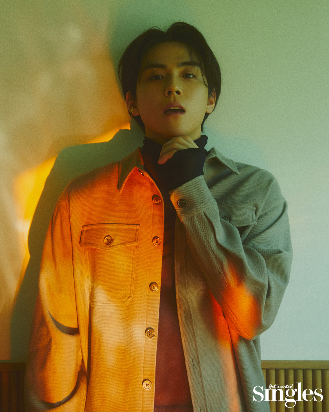 배우 김도훈과 아미 포트레이트 리포트가 등장하는 싱글즈 화보 